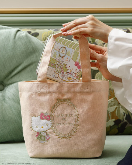 【預購】Ladurée × Hello Kitty|曲奇|曲奇餅乾|Hello Kitty 刺繡迷你托特包|曲奇禮盒|禮盒推薦|日本伴手禮|東京伴手禮
